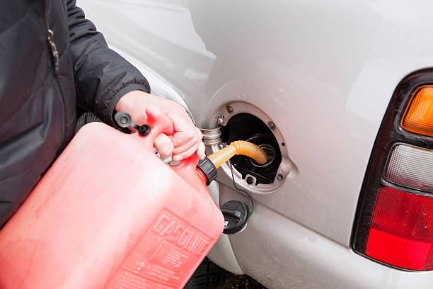 intrecciato veicolo riempimento serbatoio del carburante con portatile possibile - gas can stranded gasoline car foto e immagini stock