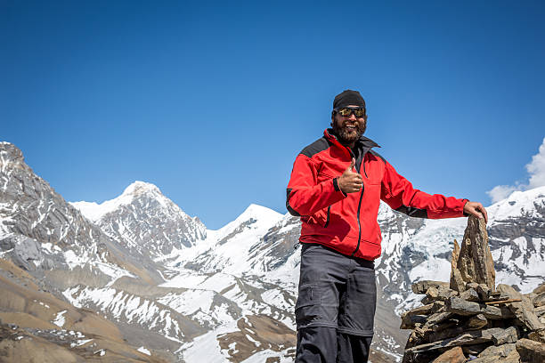 mann wanderer auf berg gipfel, annapurna, nepal trek - mount misen stock-fotos und bilder