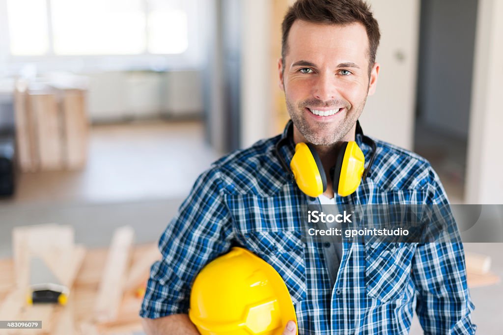 Porträt eines lächelnden Bauarbeiter - Lizenzfrei Bauarbeiter Stock-Foto