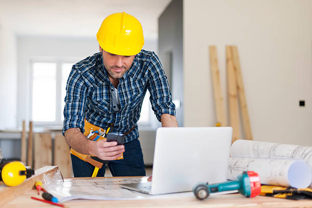 occupato imprenditore edile al lavoro - computer construction using laptop construction site foto e immagini stock