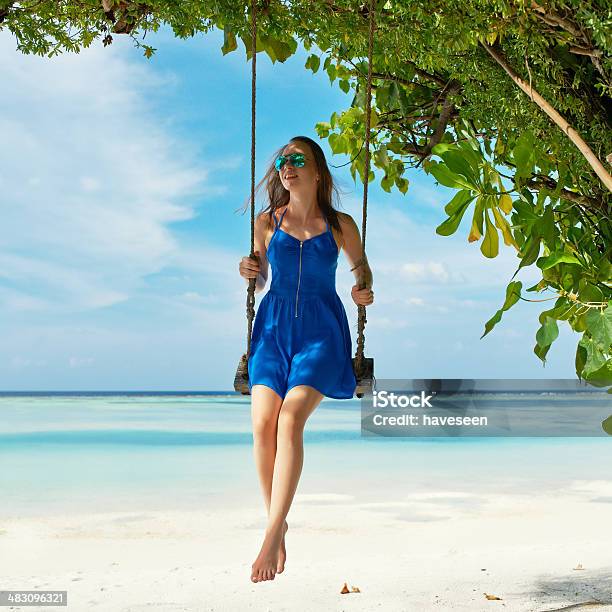 Mujer En Vestido Azul Del Balanceo En La Playa Foto de stock y más banco de  imágenes de Columpio - Columpio, Mujeres, Blanco - Color - iStock