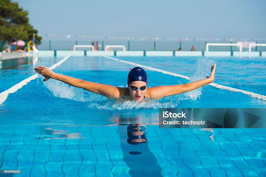 Femmina nuotatore a Nuoto a farfalla - Foto stock royalty-free di Acqua