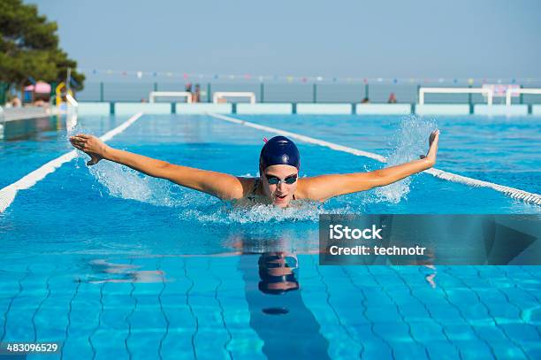 Femmina Nuotatore A Nuoto A Farfalla - Fotografie stock e altre immagini di Acqua - Acqua, Adolescente, Adulto