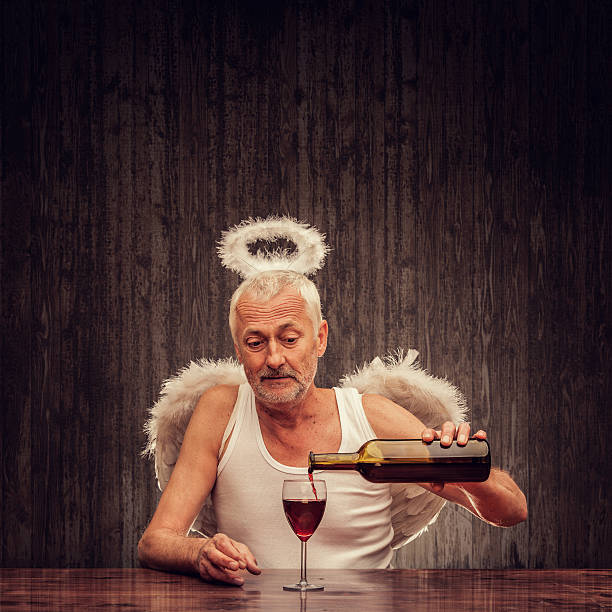 anjo bebendo em um pub anjo sênior bebendo vinho padre bêbado fotos de stock, fotos e imagens livres de direitos