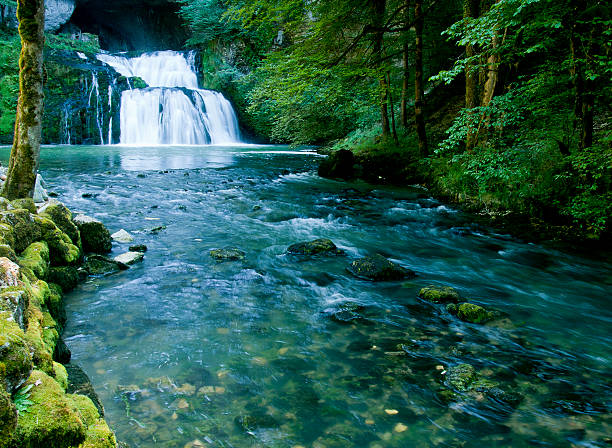 「lison のソースの滝 doubs ,france - doubs river ストックフォトと画像