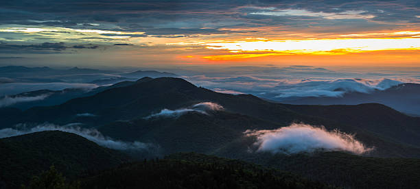 quentes de blue ridge mountain sunrise 5 - panoramic great appalachian valley the americas north america - fotografias e filmes do acervo