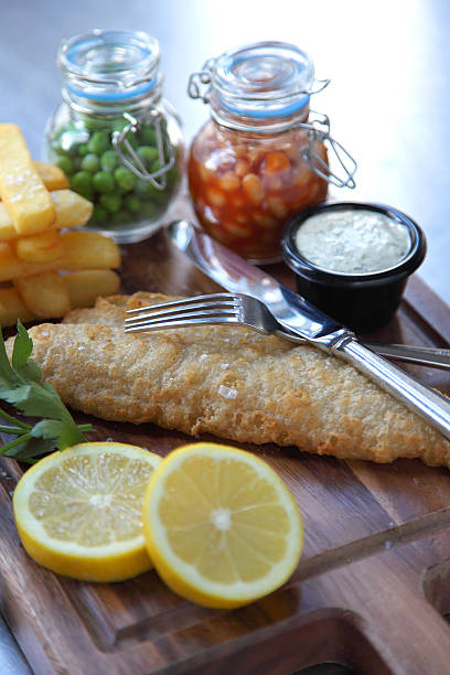 traditionelles fish and chips - fish and chips catch of fish fast food fresh lemons stock-fotos und bilder