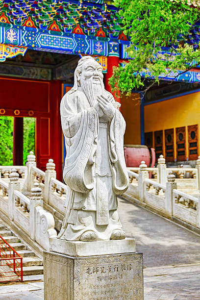 estatua de confucio, el gran filósofo china. - confucian fotografías e imágenes de stock