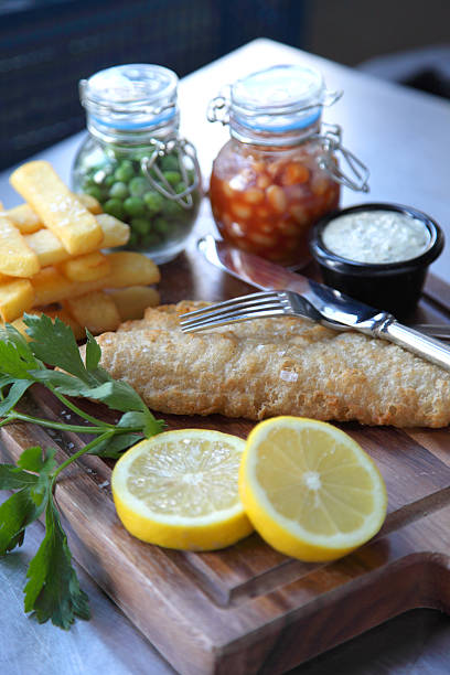 traditionelles fish and chips - fish and chips catch of fish fast food fresh lemons stock-fotos und bilder