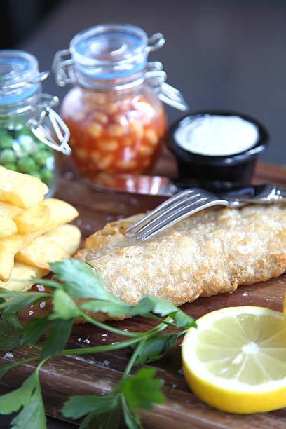 traditionelles fish and chips - fish and chips catch of fish fast food fresh lemons stock-fotos und bilder