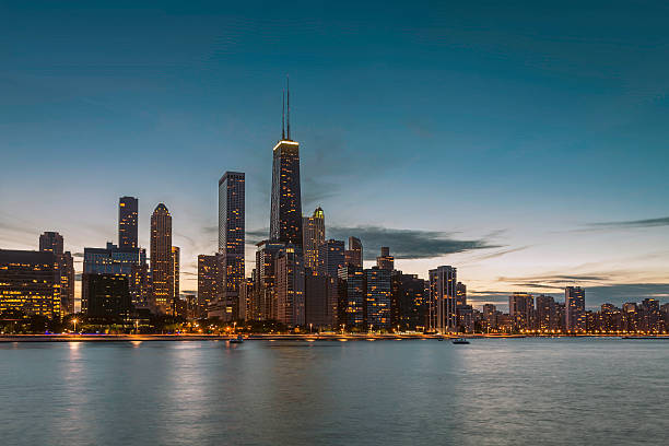 istock Silhouettes of Chicago Downtown 483101654