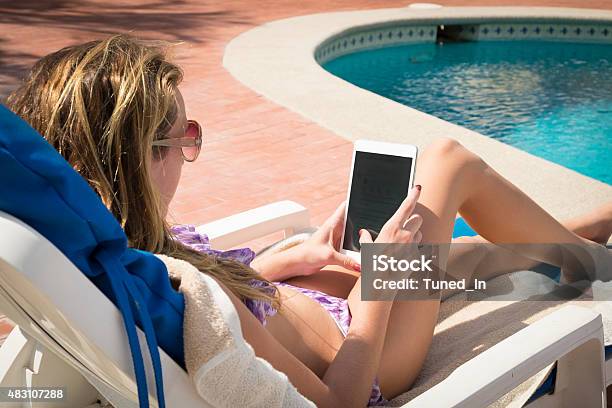 Adolescente Mujer Con Tablet Foto de stock y más banco de imágenes de Mujeres - Mujeres, Tableta digital, Una sola mujer