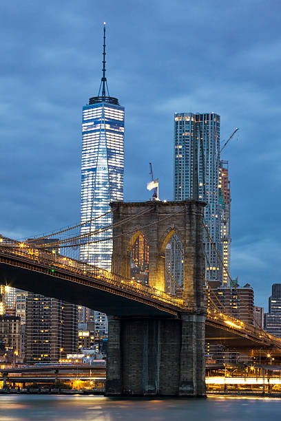 brooklyn-brücke in der abenddämmerung - new york city brooklyn bridge night stock-fotos und bilder