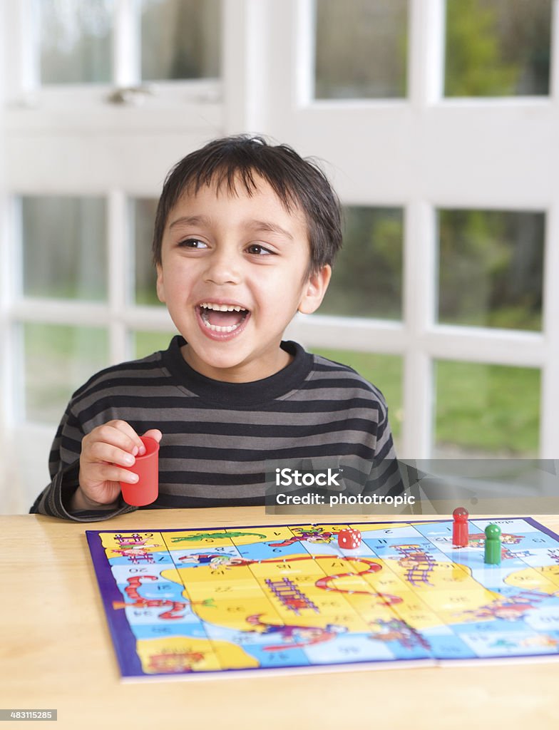 행복함 남자아이 게임하기 보드게임 - 로열티 프리 보드게임 스톡 사진