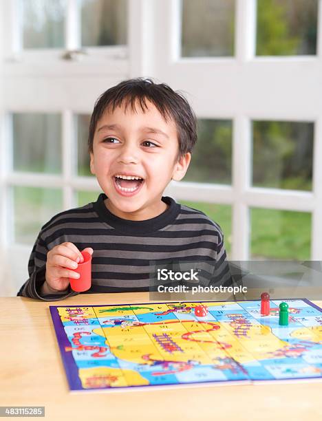 행복함 남자아이 게임하기 보드게임 보드게임에 대한 스톡 사진 및 기타 이미지 - 보드게임, 아이, 놀기