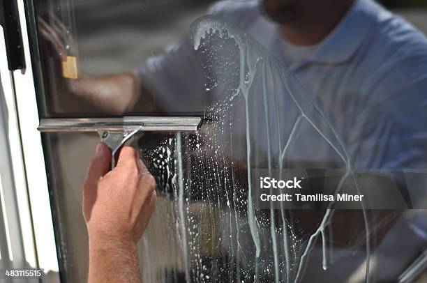 Gummischrubber Zeit Stockfoto und mehr Bilder von Fensterputzer - Fensterputzer, Wohnviertel, Gummischrubber