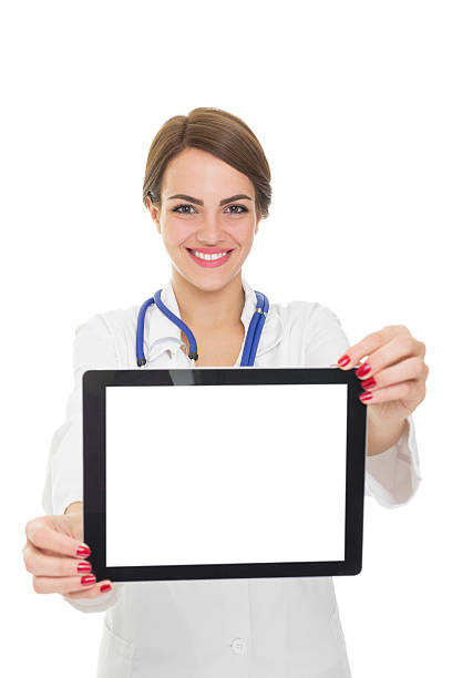 Seguridad personal de enfermería sonriente mostrando tableta - foto de stock
