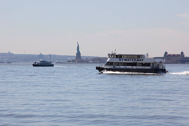 barche e traghetti per la statua della libertà - ferry new york city ellis island new york state foto e immagini stock