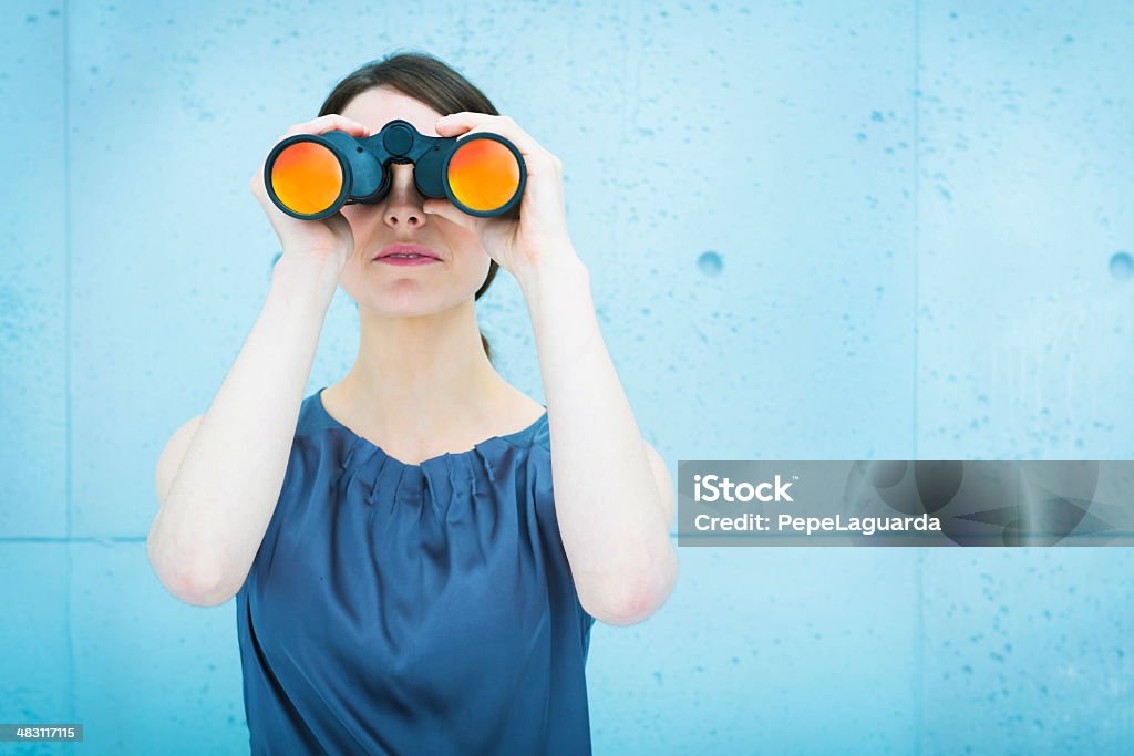 Geschäftsfrau holding Ferngläser - Lizenzfrei Fernglas Stock-Foto