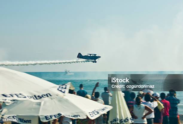 Aerobatic Биплан Летать С Дым На Море — стоковые фотографии и другие картинки Авиашоу - Авиашоу, Аэробатика, Белый