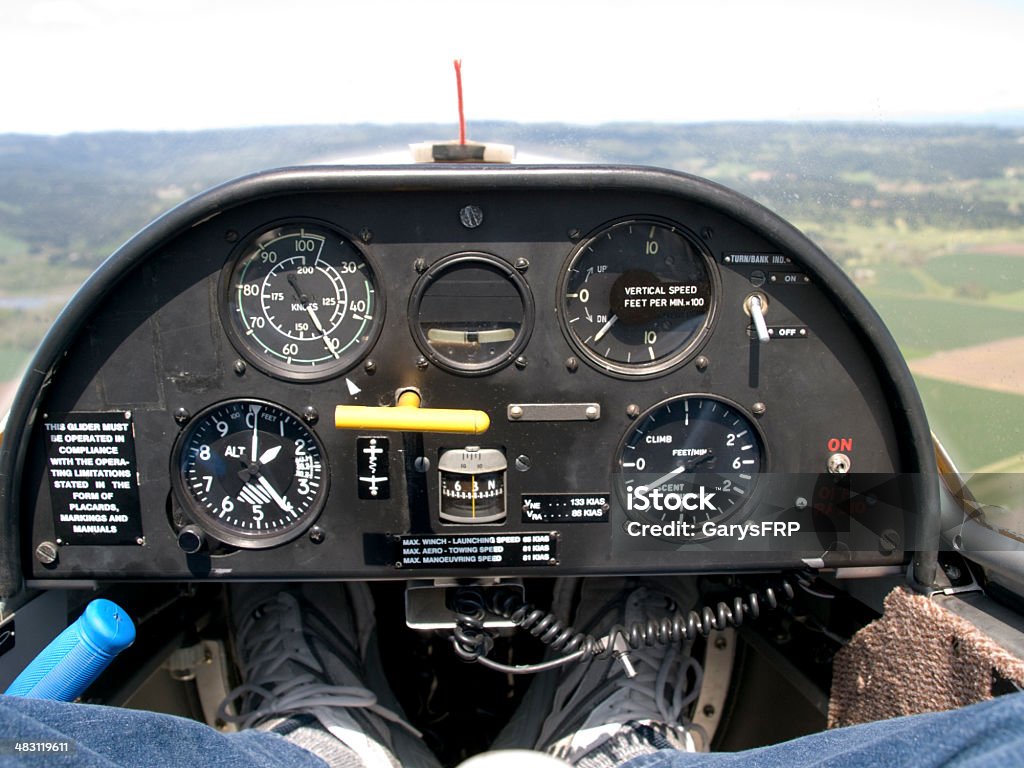 Aliante cabina di pilotaggio strumenti in volo passeggeri gambe piedi - Foto stock royalty-free di Aliante