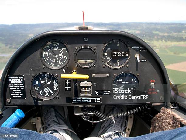 Aliante Cabina Di Pilotaggio Strumenti In Volo Passeggeri Gambe Piedi - Fotografie stock e altre immagini di Aliante