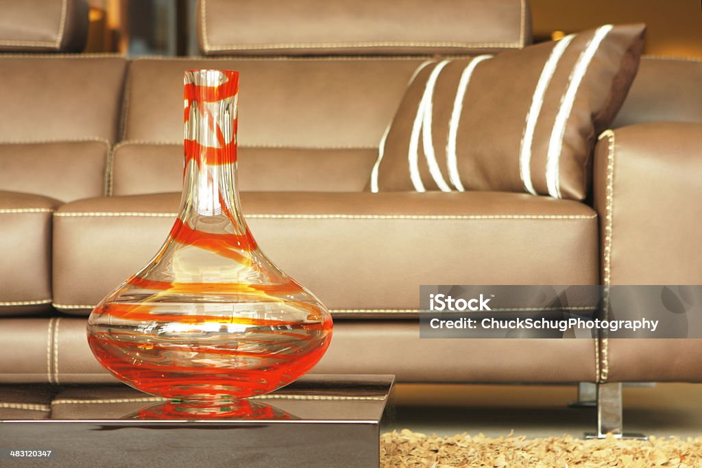 Sofá de cuero estilo Art jarrón hogar - Foto de stock de Silla libre de derechos