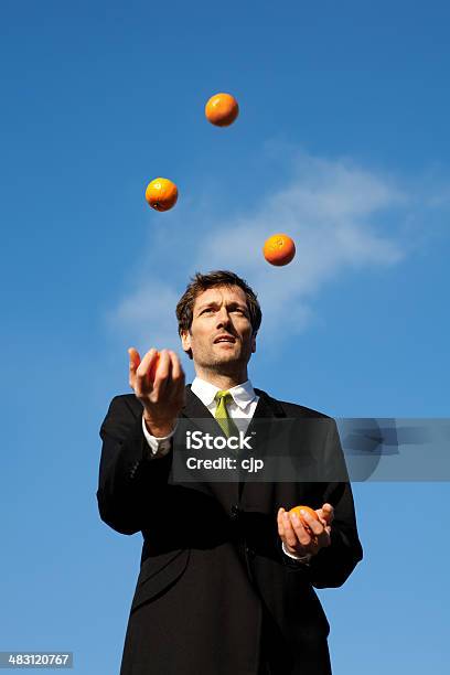 Photo libre de droit de Jongler Avec Des Oranges Homme Daffaires À Lextérieur banque d'images et plus d'images libres de droit de Jongler