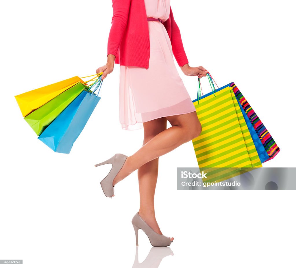 Kobieta trzyma kolorowe torby na zakupy - Zbiór zdjęć royalty-free (Białe tło)
