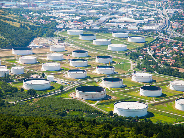 depósitos de aceite - architecture chemical plant diesel fuel and power generation fotografías e imágenes de stock