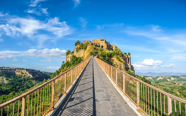 civita di bagnoregio, lazio, italia - civita di bagnoregio fotografías e imágenes de stock