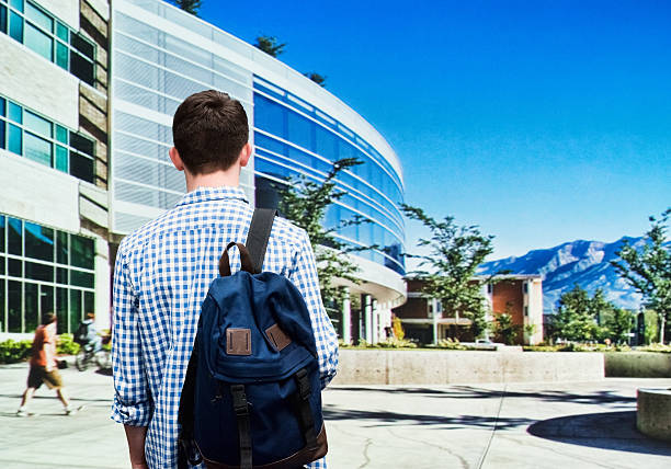 kuvapankkikuvat ja rojaltivapaat kuvat aiheesta opiskelija seisoo kampuksella - brigham young university