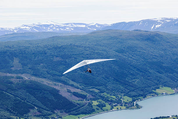 deltaplane flying de la montagne jetta. - national championship photos et images de collection
