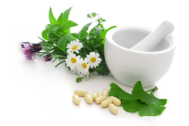 médecine alternative - mortar and pestle lavender chamomile herb photos et images de collection