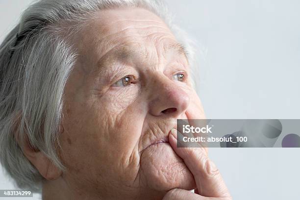 Anziani Donna - Fotografie stock e altre immagini di Adulto - Adulto, Adulto in età matura, Argentato