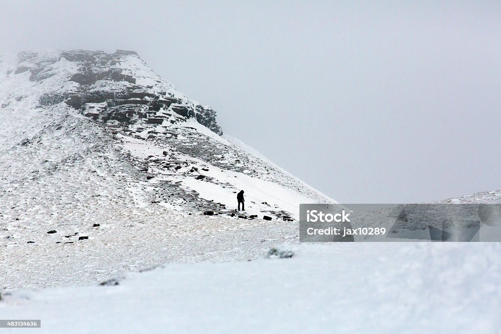 Distante número de escalada o cume da montanha - Foto de stock de Brecon Beacons royalty-free