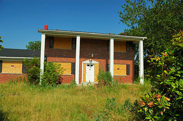 foreclosed imóveis e casa abandonada - foreclosed imagens e fotografias de stock