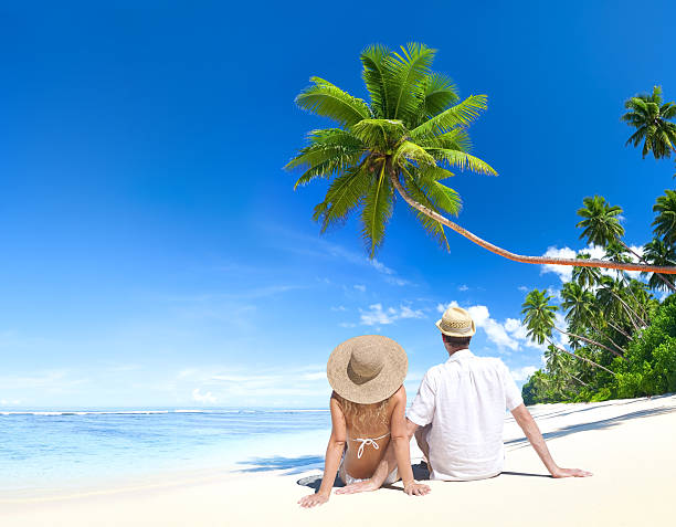 スイートでリラックスしたビーチのカップル - beach tropical climate holiday couple ストックフォトと画像