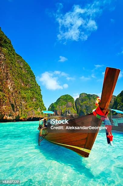 Photo libre de droit de En Bateau Longtail À Maya Bay En Thaïlande banque d'images et plus d'images libres de droit de Thaïlande - Thaïlande, Îles Phi Phi, Embarcation longue