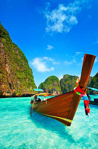 ロングテールの木製ボート「マヤ」では、タイ湾の眺め - thailand beach longtail boat cliff ストックフォトと画像