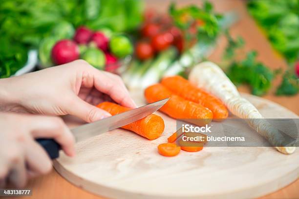 Womans Hands Cutting Verduras Foto de stock y más banco de imágenes de Adulto - Adulto, Alimento, Ama de casa