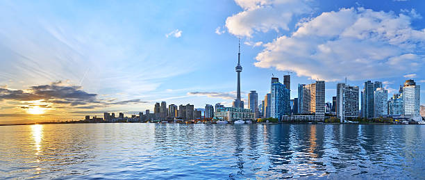 panorama do horizonte de toronto, ao pôr do sol em ontário, canadá. - building exterior urban scene cityscape clear sky - fotografias e filmes do acervo