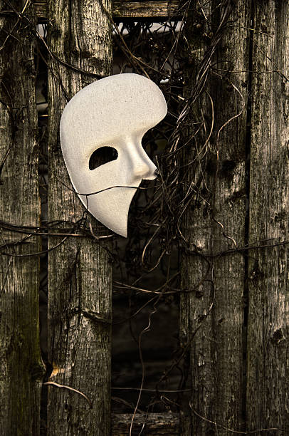 masquerade – "phantom of the opera"-maske auf verwitterten zaun - carnival mardi gras masqué costume stock-fotos und bilder