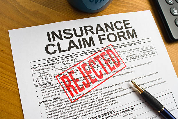 rejeté formulaire de réclamation d'assurance - insurance claim form rejection physical injury photos et images de collection