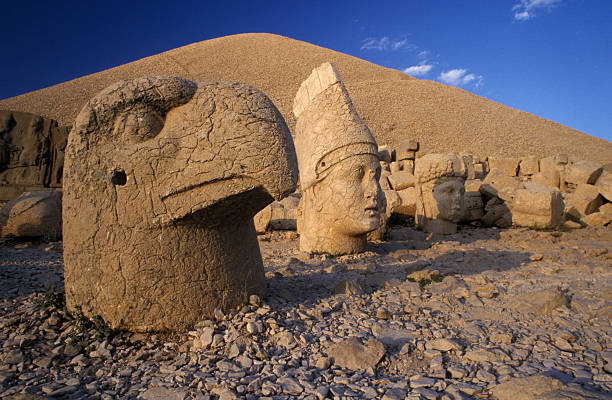 monumentos; - nemrud dagh mountain turkey history fotografías e imágenes de stock