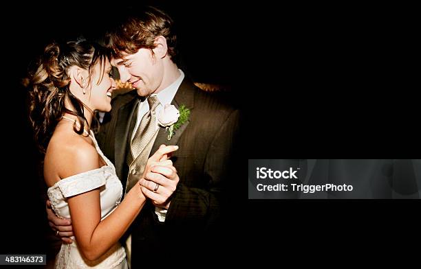 Schöne Braut Und Bräutigam Hochzeits Kleid Tanzen Stockfoto und mehr Bilder von Hochzeit - Hochzeit, Hochzeitsfeier, Tanzen