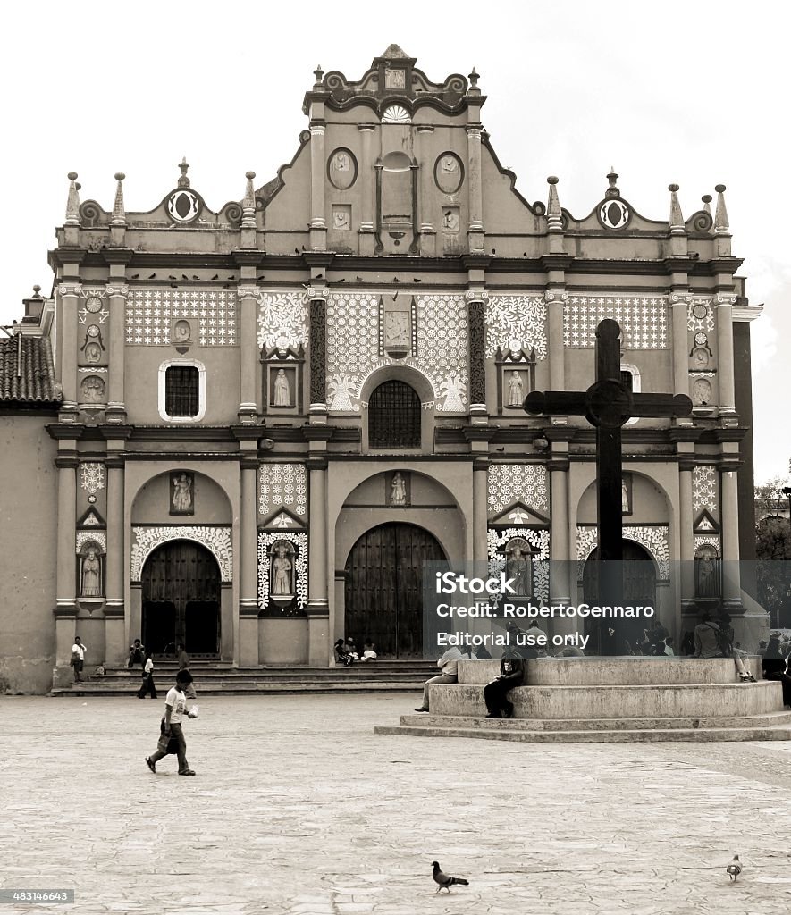 Catedral de San Cristóbal Chiapas do México e seus churchyard. - Royalty-free Alpendre Foto de stock