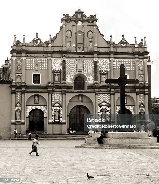 Catedral De San Cristóbal Chiapas Do México E Seus Churchyard - Fotografias de stock e mais imagens de Alpendre