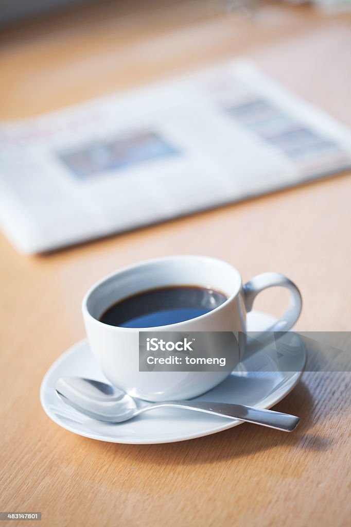 Kaffee und Löffel mit Zeitung - Lizenzfrei Bildschärfe Stock-Foto