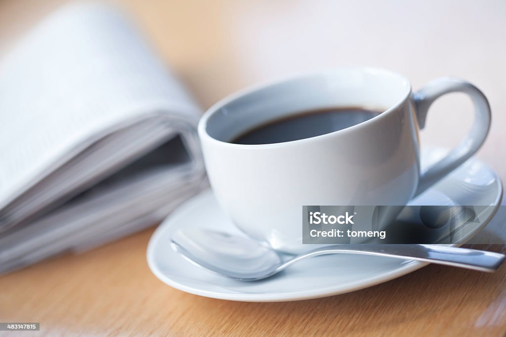 Kaffee und Löffel mit Zeitung - Lizenzfrei Bildschärfe Stock-Foto